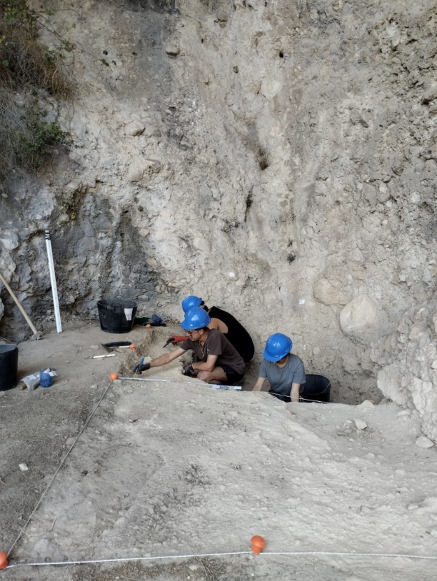 Investigadors excavant en l'Abric del Cint