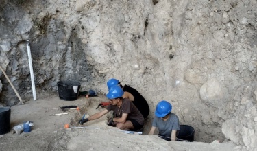 Investigadores excavando en el Abric del Cint