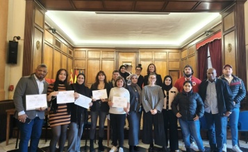 Foto de grup en el Lliurament de Diplomes de la 3ª Escola d'Acollida 2025