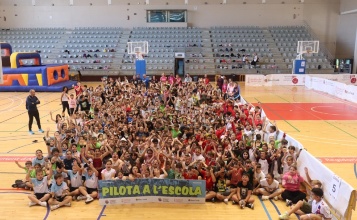 Foto de grup de Pilota a l’Escola a Alcoi, en el Poliesportiu Municipal Francisco Laporta