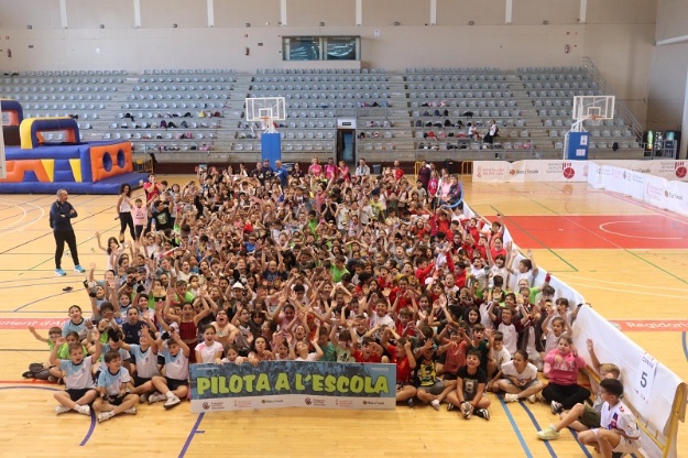 Foto de grup de Pilota a l’Escola a Alcoi, en el Poliesportiu Municipal Francisco Laporta
