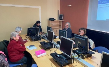 Gent gran en l'aula d'informàtica