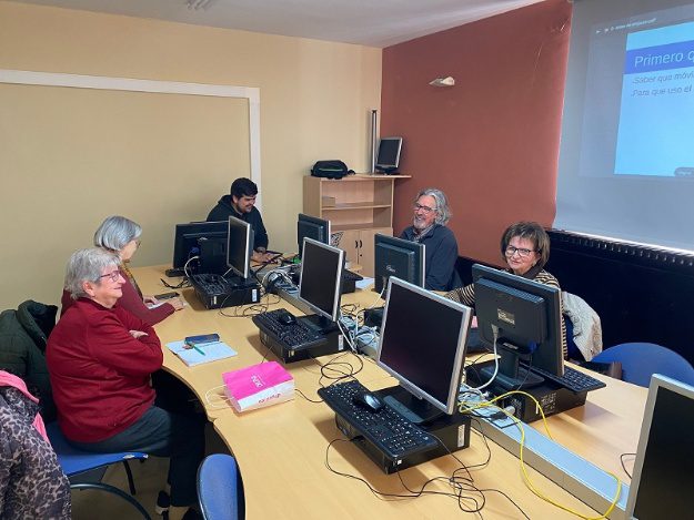 Gent gran en l'aula d'informàtica