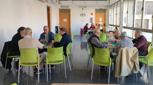 Gent Gran jugant a cartes