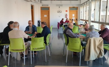 Gent Gran jugant a cartes