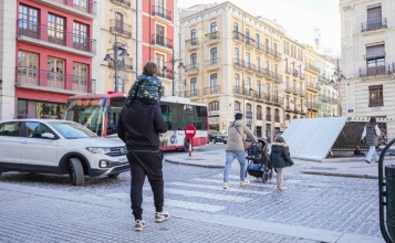 Gent caminant per Alcoi