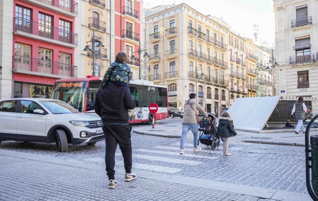 Gent caminant per Alcoi