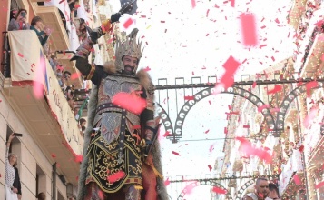 Foto del capità cristià, de la Filà Aragonesos, en l'Entrada 2025