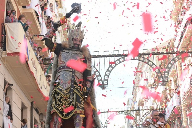 Foto del capità cristià, de la Filà Aragonesos, en l'Entrada 2025