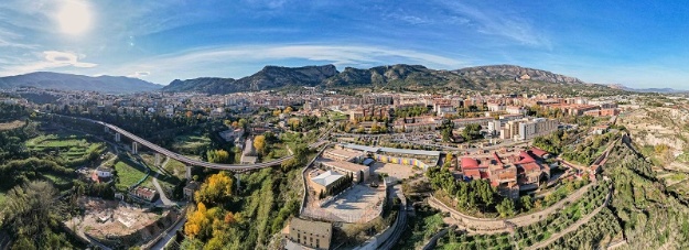 Vista aérea de Alcoy con el Barranc del Cint al fondo