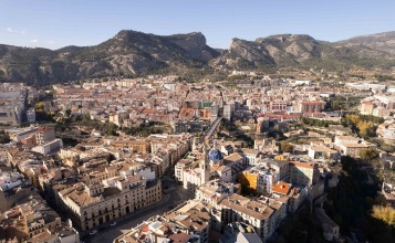 Vista aèria d'Alcoi amb el Barranc del Cint al fons