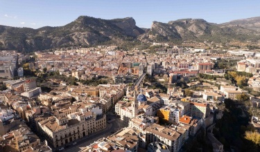 Vista aèria d'Alcoi amb el Barranc del Cint al fons