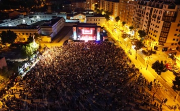 Imagen aérea del la plaça Al Azraq durante el concierto