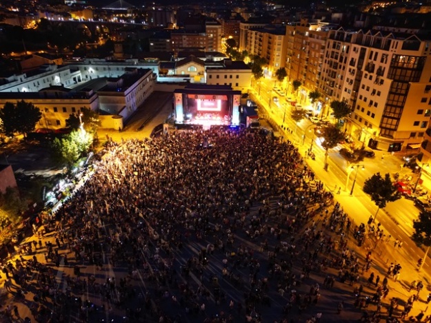 Imagen aérea del la plaça Al Azraq durante el concierto