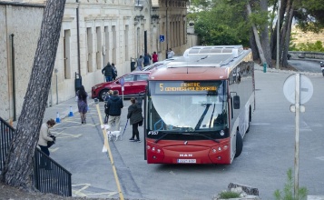 Autobús urbà número 5 en la parada del cementeri
