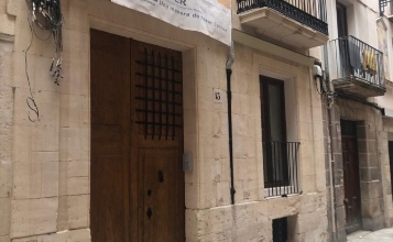 Entrada de l'edifici de Sant Maure, 13