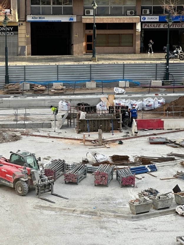 Maquinària i operaris treballant en les obres de la Rosaleda