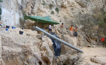 Investigadors treballant en l'excavació de El Salt