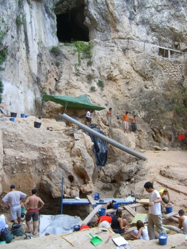 Investigadors treballant en l'excavació de El Salt