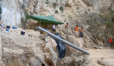 Investigadores trabajando en la excavación de El Salt