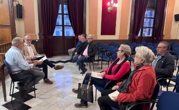 Jordi martínez amb les aavv en la reunió d'accesibitat