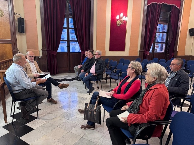 Jordi martínez amb les aavv en la reunió d'accesibitat