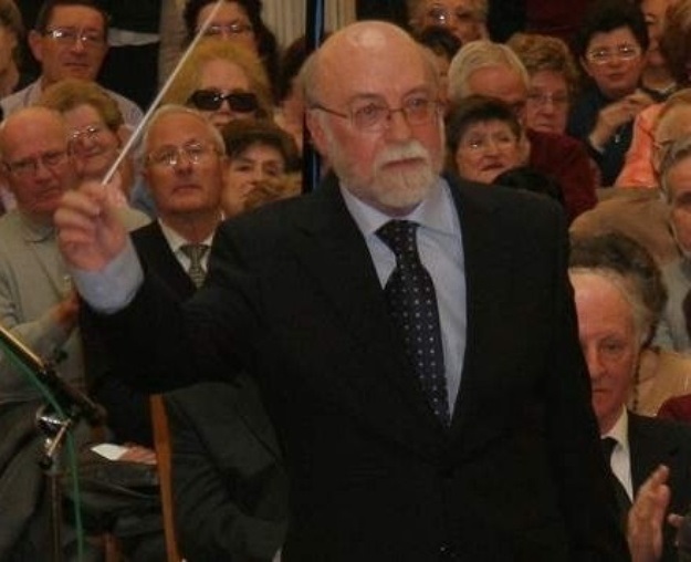 Primer pla de José María Valls Satorres dirigint un concert amb la batuta en la mà