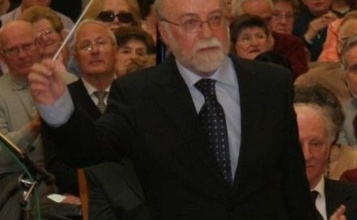 Primer pla de José María Valls Satorres dirigint un concert amb la batuta en la mà