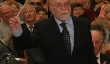 Primer plano de José María Valls Satorres dirigiendo un concierto con la batuta en la mano