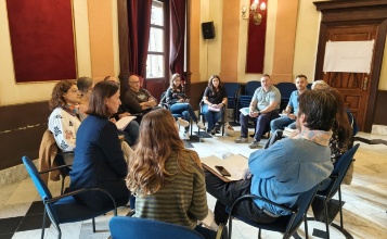 La regidora Aroa Mira en la reunió II Pla d'Infància i Adolescència