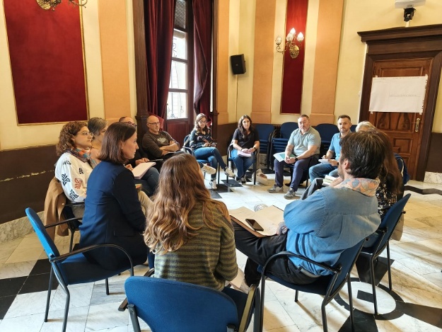La regidora Aroa Mira en la reunió II Pla d'Infància i Adolescència