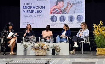 La regidora Aroa Mira i membres de la ponència en el I Fòrum de Migració i Ocupació