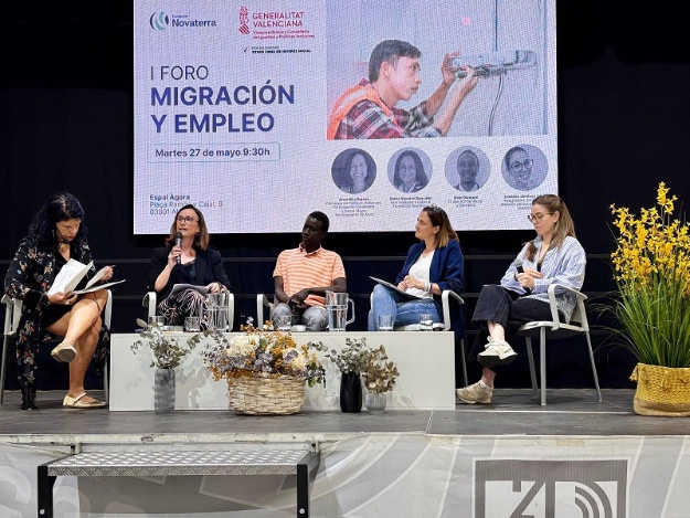La regidora Aroa Mira i membres de la ponència en el I Fòrum de Migració i Ocupació