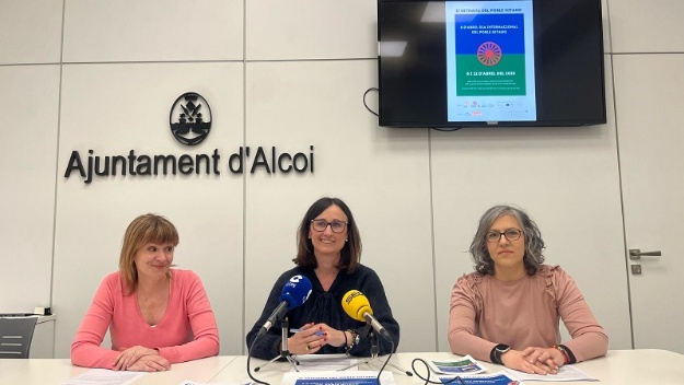 La concejal Aroa Mira y dos técnicas del departamento en la rueda de prensa