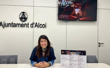 La regidora Lorena Zamorano en la presentació de l'agenda del Nadal