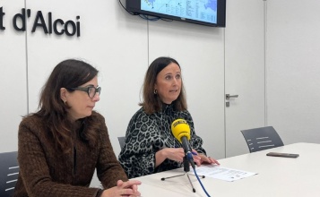 La regidora Aroa Mira i la tècnica Piedad España en roda de premsa