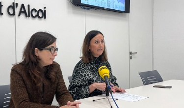 La regidora Aroa Mira i la tècnica Piedad España en roda de premsa