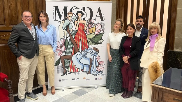 Lorena Zamorano y los organizadores en la presentación del cartel de la III Semana de la Moda