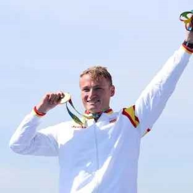 Foto de Marcus Cooper, medallista olímpic mostrant una medalla d'or