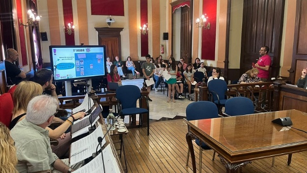 Xiquets i xiquetes en el Ple durant la presentació de les propostes dels Pressupostos Participatius Infantils