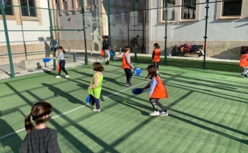 Xiquets i xiquetes jugant amb raquetes en el Nadal Esportiu de fa uns anys