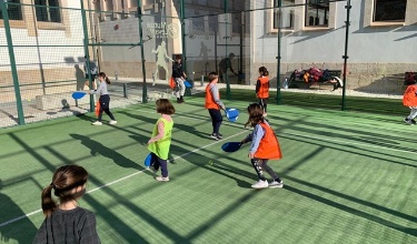 Xiquets i xiquetes jugant amb raquetes en el Nadal Esportiu de fa uns anys