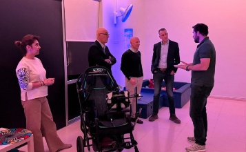 El regidor Alberto Belda en la inauguració de la nova sala d'estimulació multisensorial del CEE Tomàs Llàcer