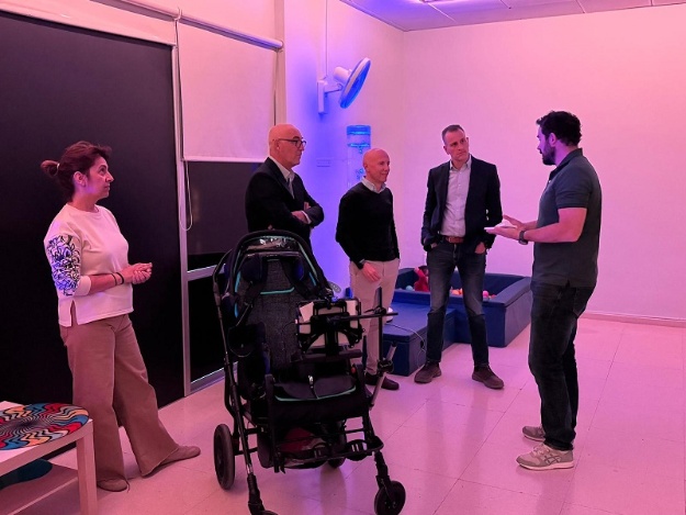 El regidor Alberto Belda en la inauguració de la nova sala d'estimulació multisensorial del CEE Tomàs Llàcer