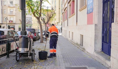 Operario barriendo las calles