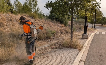 Operari fent desbroçament