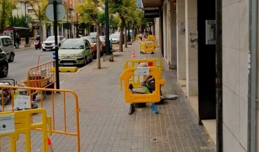 Operario reparando una acera