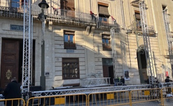 Operaris preparant l'escenari per a la festa de Cap d'Any
