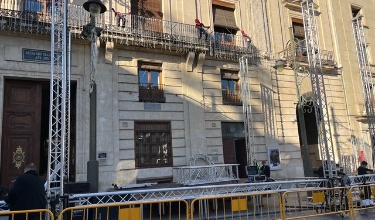 Operaris preparant l'escenari per a la festa de Cap d'Any