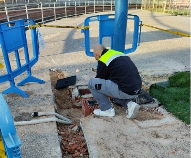 Operaris treballant en el canvi del circuit de reg del Camp Municipal Manuel Moreno Cabanes